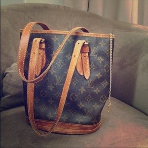 Pre-owner but loved Louis Vuitton!